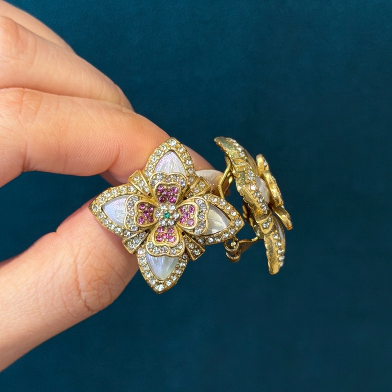Vintage Fashion Jewelry Brands - أقراط زجاجية بيضاء ملونة مرصعة بالأحجار