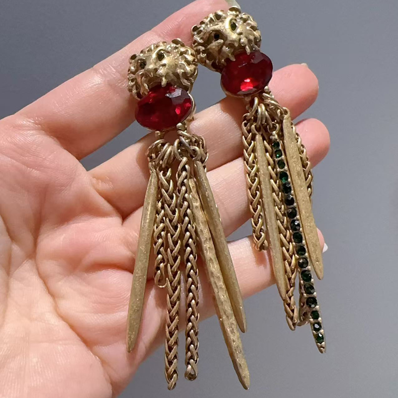 أقراط طويلة بتصميم رأس أسد عتي - مراجعة Vintage Fashion Jewelry Brands وسعره